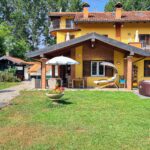 immobile è collocato in contesto residenziale a pochi Km da Arona e dalla A26 uscita Castelletto Ticino / Borgomanero, servita dalla Stazione e vicinanze Esselunga, dal Golf di Castel Conturbia e dal Circolo Golf di Bogogno. CASCINALE con ottima esposizione al sole, immersa in un parco di 2.000 mq. con ottima privacy, ristrutturata negli anni, a partire dal 2007 e terminata nel 2022, preservando le caratteristiche architettoniche tipiche delle grandi case di campagna, travi a vista, intervenendo a livello strutturale: vespaio, tetto, solette, isolamenti, e rifacendo completamente le rifiniture interne ed esterne.