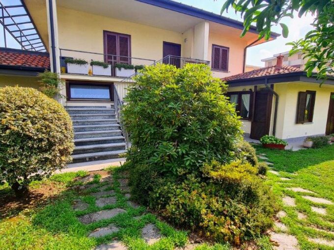 VILLA SINGOLA DI TRE UNITA’ CON AMPIO GIARDINO