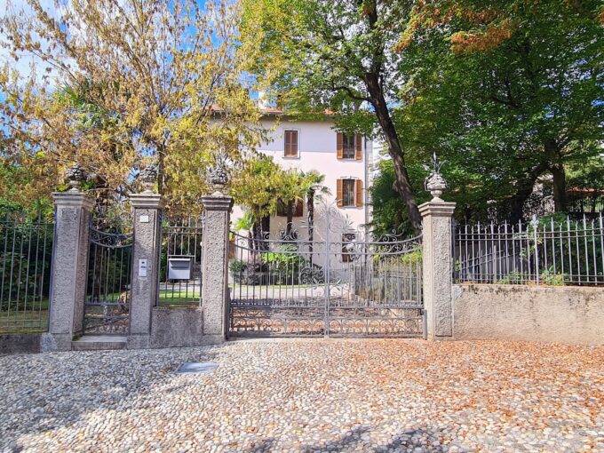 PRESTIGIOSA VILLA SINGOLA CON PARCO E PISCINA