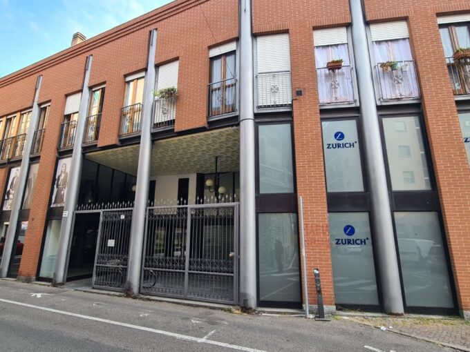CENTRO, 3 LOCALI CON DOPPI SERVIZI E TERRAZZO, OLTRE A DUE BOX SINGOLI.